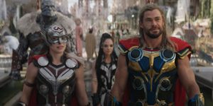 femmes et homme costume super héros Thor
