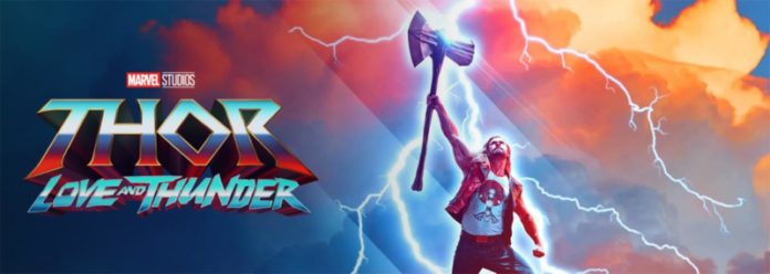 Thor lève stormbreaker affiche Love and Thunder